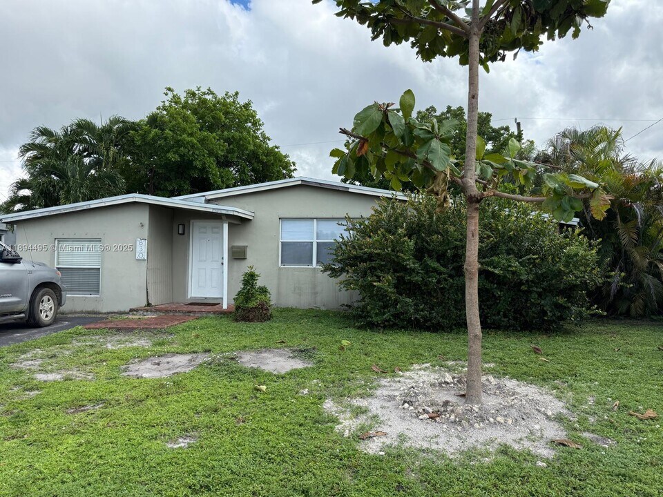 830 NE 58th Ct in Fort Lauderdale, FL - Building Photo