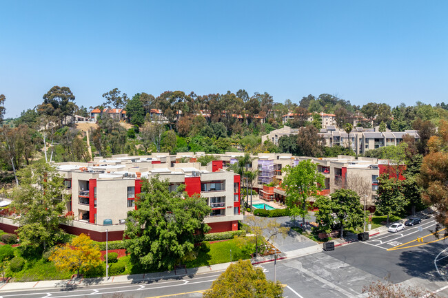 3961 Via Marisol in Los Angeles, CA - Foto de edificio - Building Photo