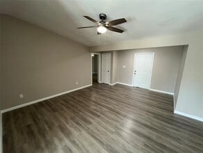 9726 Glengreen Dr in Dallas, TX - Foto de edificio - Building Photo
