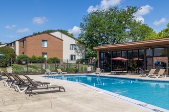 Hunter Ridge Apartments in Elgin, IL - Building Photo - Building Photo