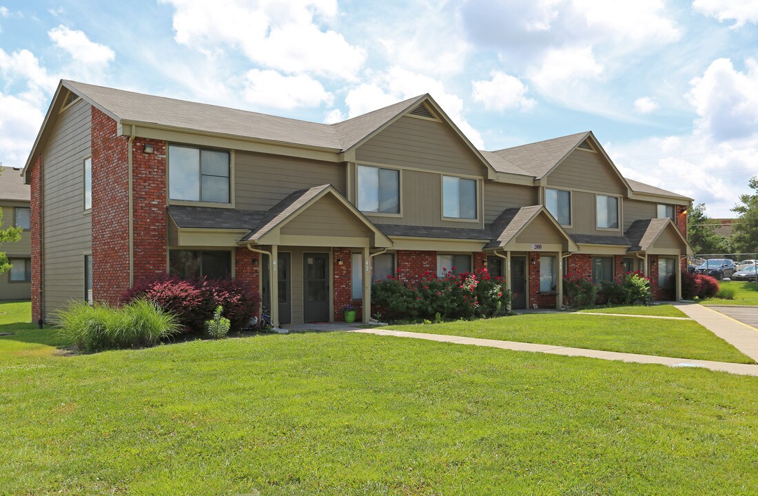 Villa West Apartments and Townhomes in Topeka, KS - Building Photo