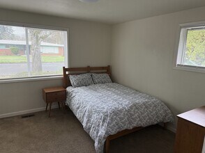 1137 NW Dixon St, Unit Main House in Corvallis, OR - Building Photo - Building Photo