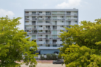 The Park Gardens in Miami Beach, FL - Building Photo - Building Photo