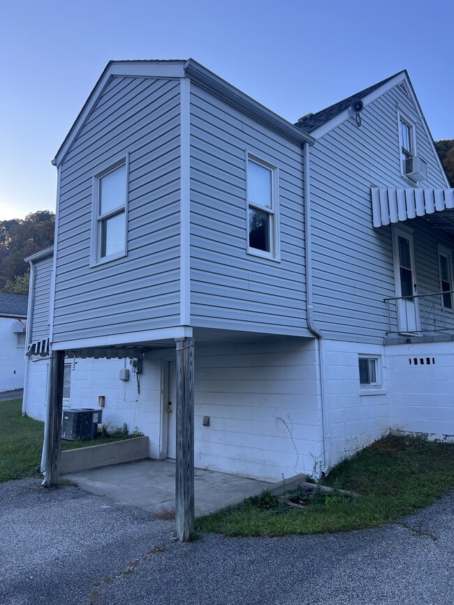 754 Campbells Creek Dr in Malden, WV - Building Photo - Building Photo