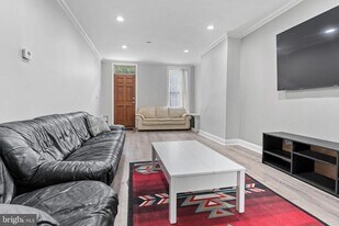 129 E West St in Baltimore, MD - Building Photo