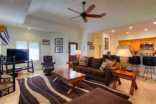 1924 Clubhouse Hill Dr in Spicewood, TX - Building Photo