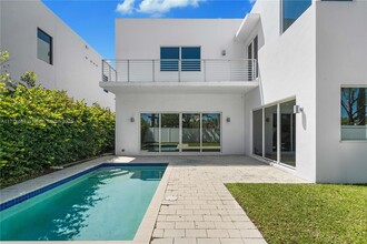 9915 NW 75th St in Doral, FL - Building Photo - Building Photo