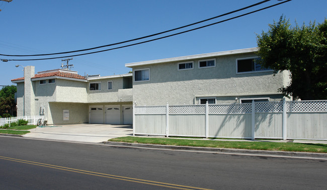 Large 3 bed, 2 bath, Huntington Harbour in Huntington Beach, CA - Building Photo - Building Photo