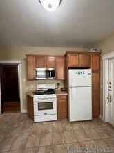 223 Holland St, Unit 1 in Somerville, MA - Foto de edificio - Building Photo