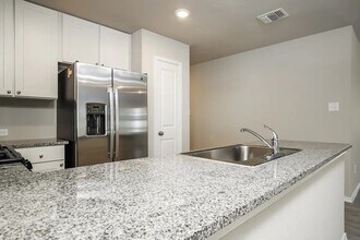 5735 Leon Pl in San Antonio, TX - Foto de edificio - Building Photo