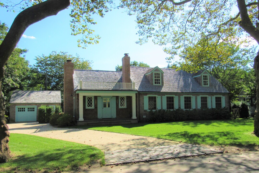 75 Mill Hill Ln in East Hampton, NY - Building Photo