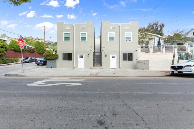 Private Bungalow w/ Yard! Move in Today in Los Angeles, CA - Building Photo - Building Photo