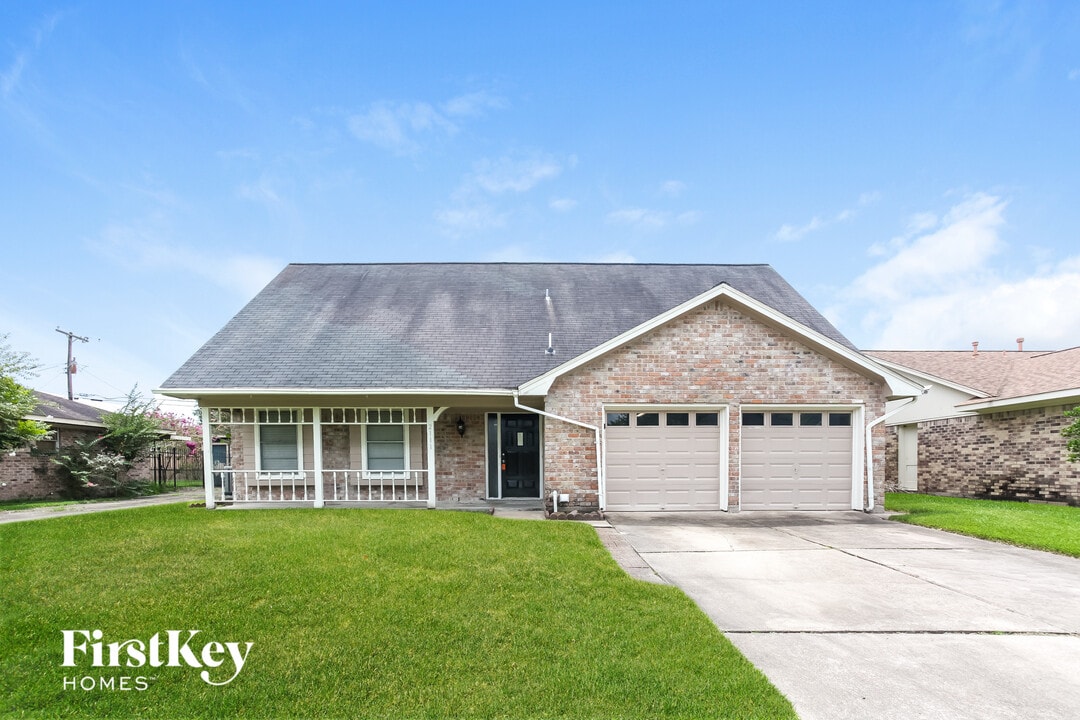 2111 Savanna Ct N in League City, TX - Building Photo