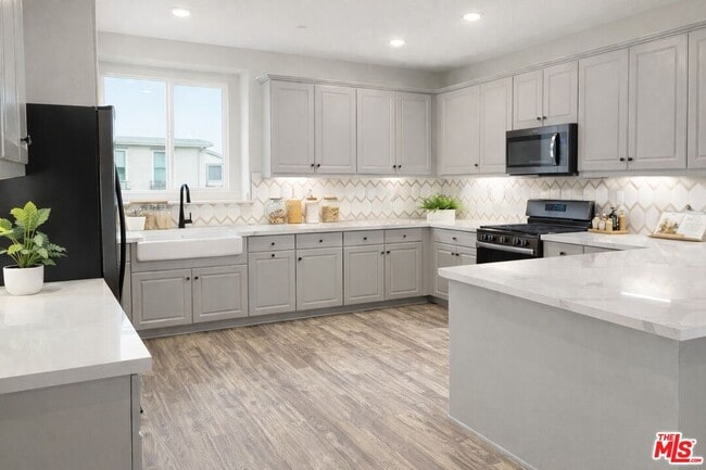 713 Daniel Freeman Cir in Inglewood, CA - Building Photo - Building Photo