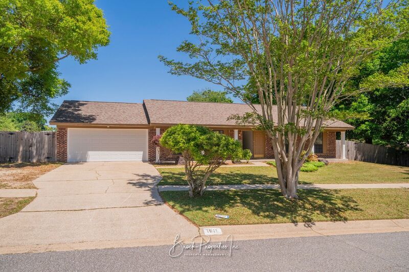 7811 Woodpointe Dr in Pensacola, FL - Building Photo