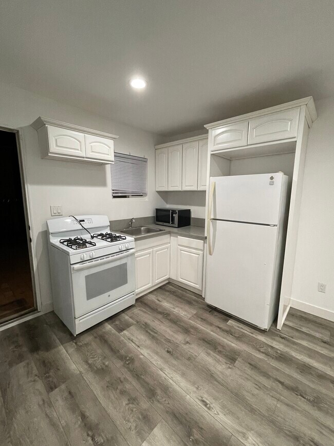 12734 Bessemer St in North Hollywood, CA - Foto de edificio - Building Photo