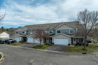 Stone Brook Condominiums in River Falls, WI - Foto de edificio - Primary Photo
