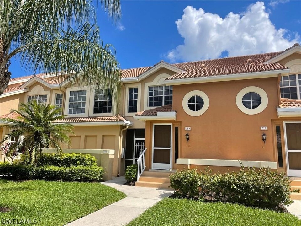 13050 Amberley Ct in Bonita Springs, FL - Building Photo