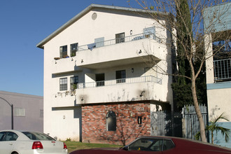 1212 Gladys Ave in Long Beach, CA - Building Photo - Building Photo