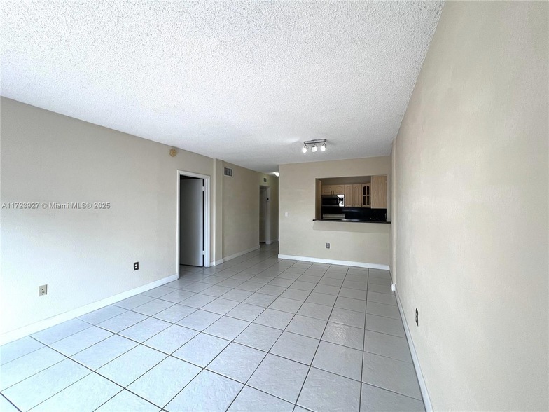 10900 SW 104th St, Unit 109 in Miami, FL - Building Photo