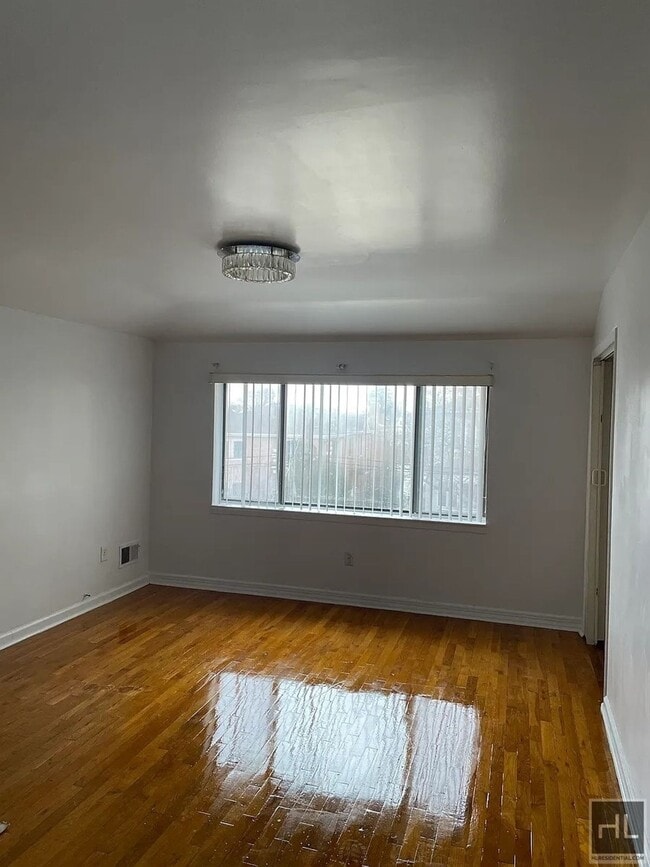 22 AVENUE, Unit 3 in Queens, NY - Building Photo - Building Photo