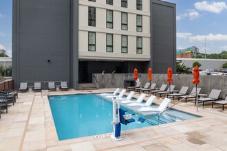 West 6th Apartments - ALL INCLUSIVE LIVING... in Chattanooga, TN - Foto de edificio - Building Photo