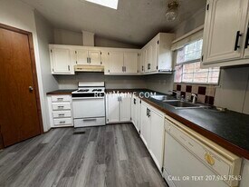 19 Pond View Rd in Winthrop, ME - Building Photo