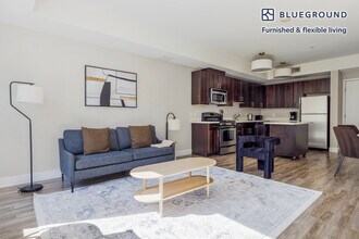 545 San Antonio Rd in Mountain View, CA - Foto de edificio - Building Photo