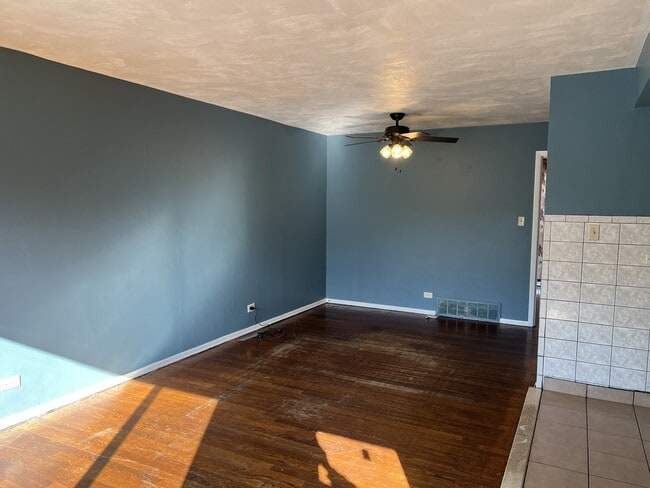 82 W Michael Ln, Unit Apt C in Addison, IL - Building Photo - Building Photo