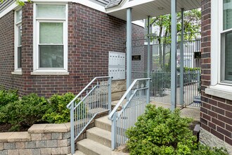 Hawthorne Court in Chicago, IL - Building Photo - Building Photo