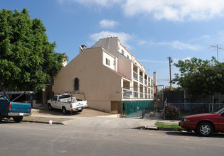 3611 Van Dyke Ave in San Diego, CA - Foto de edificio - Building Photo