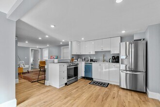 382 Spring St, Unit 2B in Newport, RI - Building Photo - Building Photo