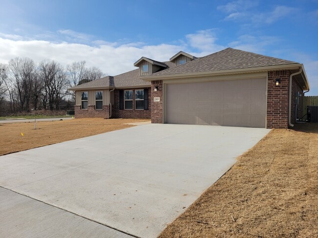 property at 923 N Labrador Ave