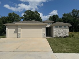 1613 SW Hedgewood Ln in Lee's Summit, MO - Building Photo