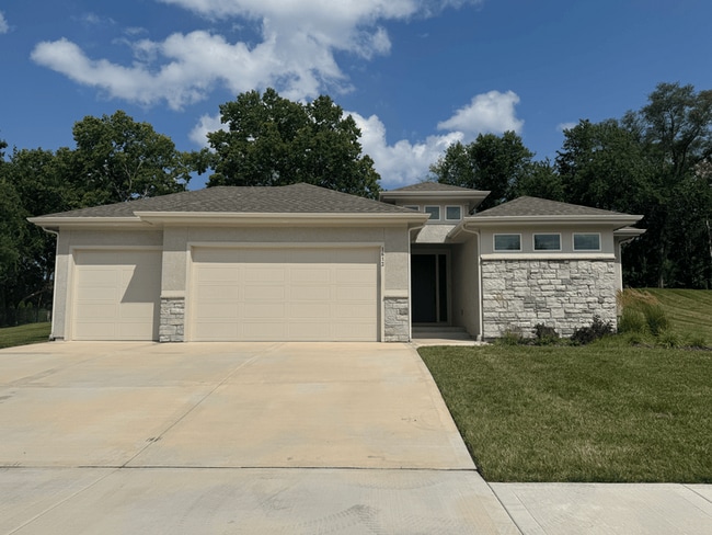 property at 1613 SW Hedgewood Ln