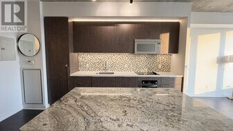 478 King St W in Toronto, ON - Building Photo