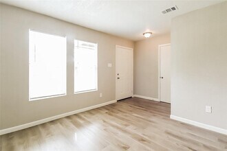 719 W Park St in Sugar Land, TX - Building Photo - Building Photo