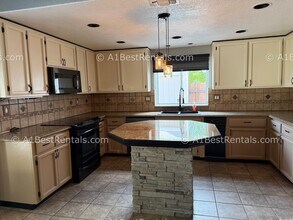 15002 Cambridge Dr in Lathrop, CA - Building Photo - Building Photo