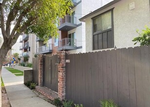 11120 Hartsook St in North Hollywood, CA - Building Photo - Building Photo