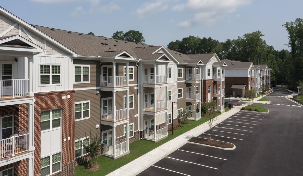 2 Rivers Apartment Homes in Williamsburg, VA - Building Photo