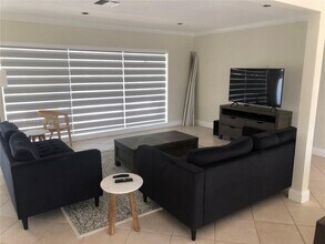 2532 NE 27th Ave in Fort Lauderdale, FL - Building Photo - Building Photo