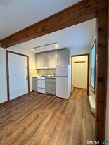 49 Ledyard Ave in Groton, CT - Building Photo