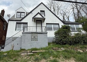 2219 Manor Ave in Pittsburgh, PA - Building Photo