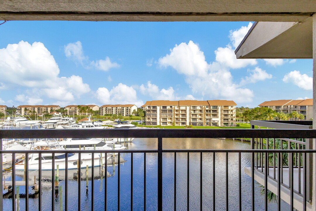 2301 Marina Isle Way in Jupiter, FL - Foto de edificio