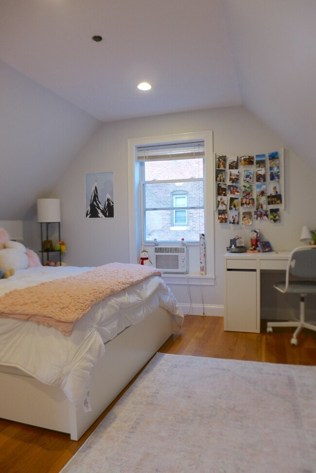 725 Parker St in Boston, MA - Foto de edificio - Building Photo