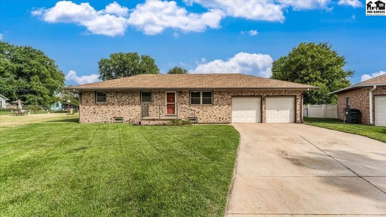 3321 Clove Cir in Hutchinson, KS - Building Photo