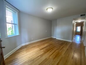 2726 W Wellington Ave, Unit B in Chicago, IL - Foto de edificio - Building Photo