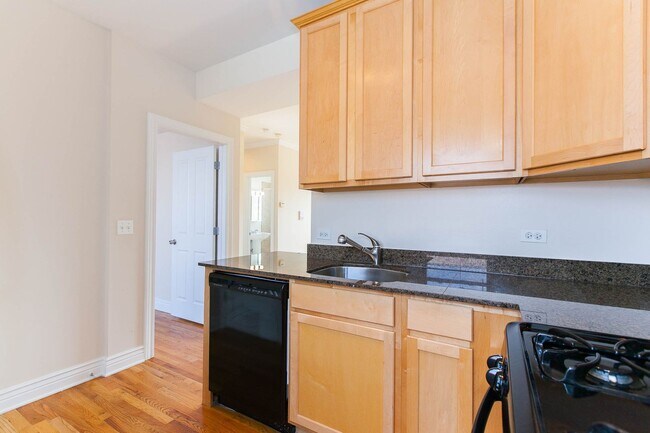 1215 W Waveland Ave, Unit 1210-2 in Chicago, IL - Building Photo - Building Photo