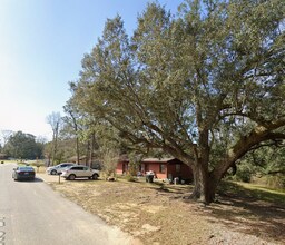 1221 Lake Dr in Gonzalez, FL - Building Photo - Building Photo