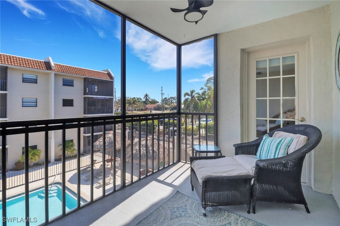9395 Pennsylvania Ave in Bonita Springs, FL - Foto de edificio